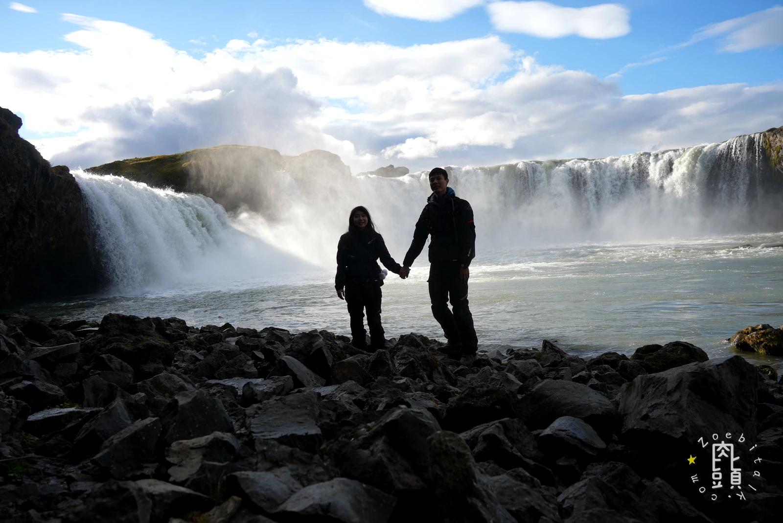 Goðafoss 眾神瀑布前的兩位旅行者