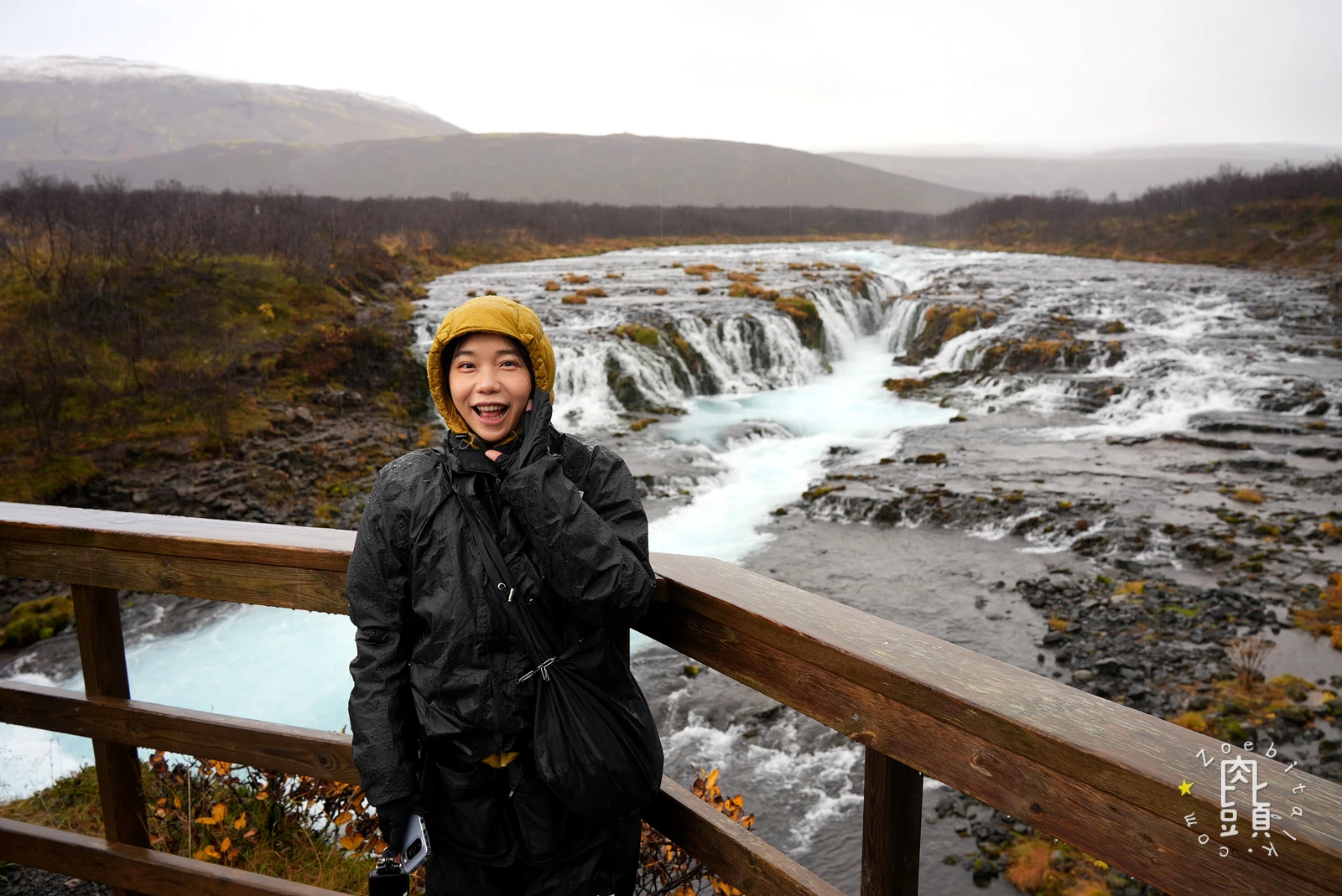 Brúarfoss 藍色冰河水瀑布與木橋上的旅行者
