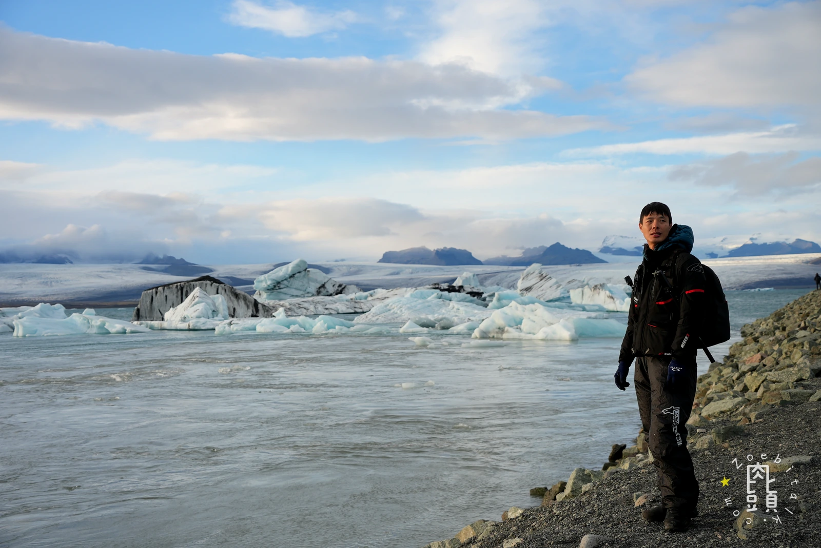 Jökulsárlón 冰河湖前的旅行者與大片浮冰