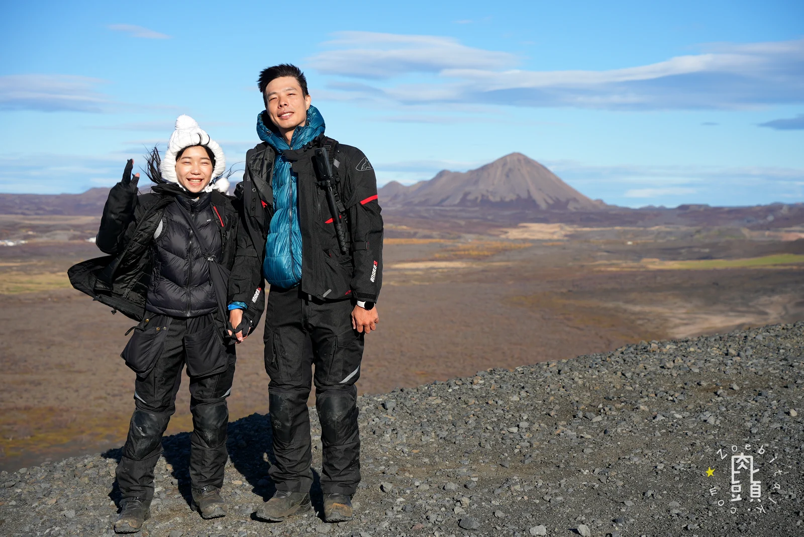 米湖火山地景前的兩位旅行者