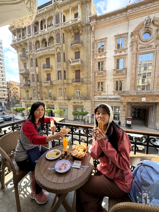 早餐桌旁的我們還在消化長途飛行,也不知道午後會被導航帶進什麼地方