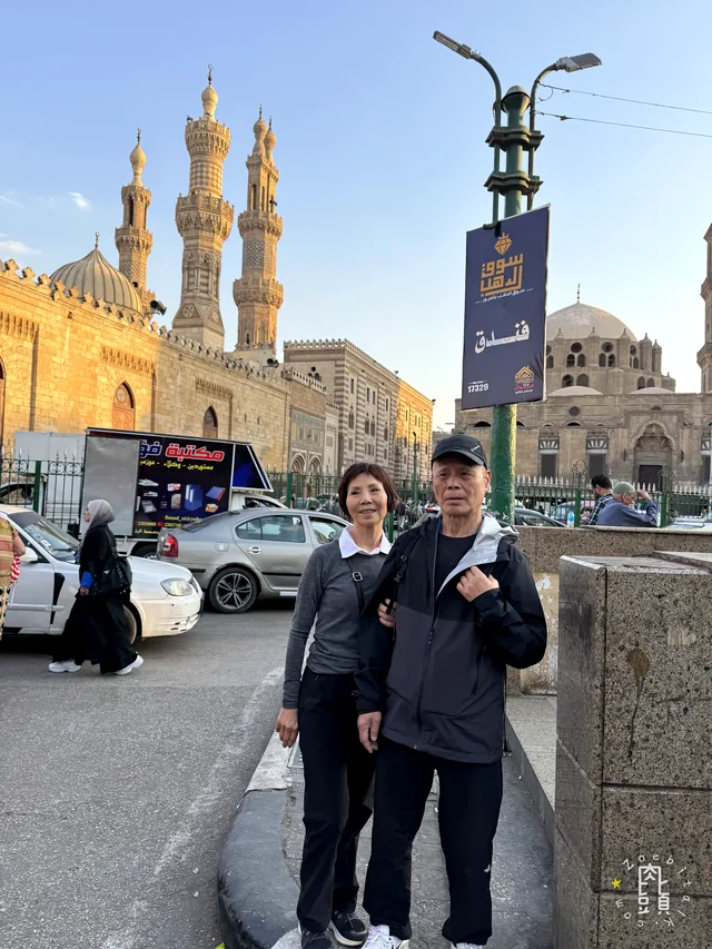 爸媽在艾茲哈爾清真寺外留下合照,這時的表情已比清晨鬆弛許多