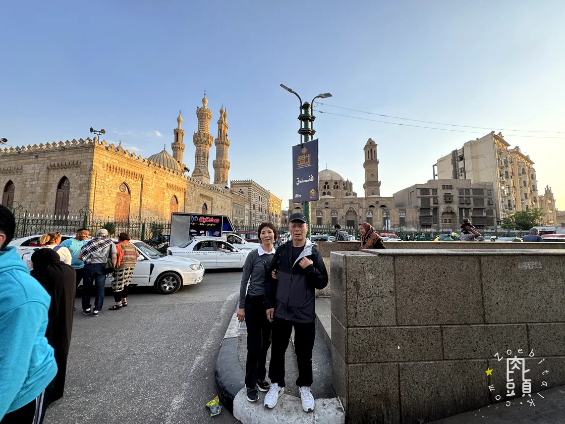 爸媽站在清真寺外,傍晚的街景終於讓一家人放慢腳步