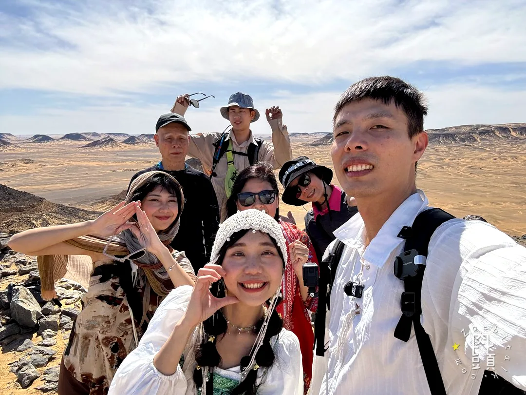 登頂後回頭看來路,原本在山腳顯得普通的坡面已經很遙遠