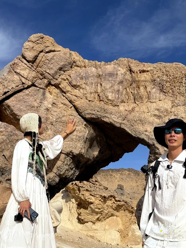 走近岩石才能看見風化留下的紋理,遠看與近看完全不同