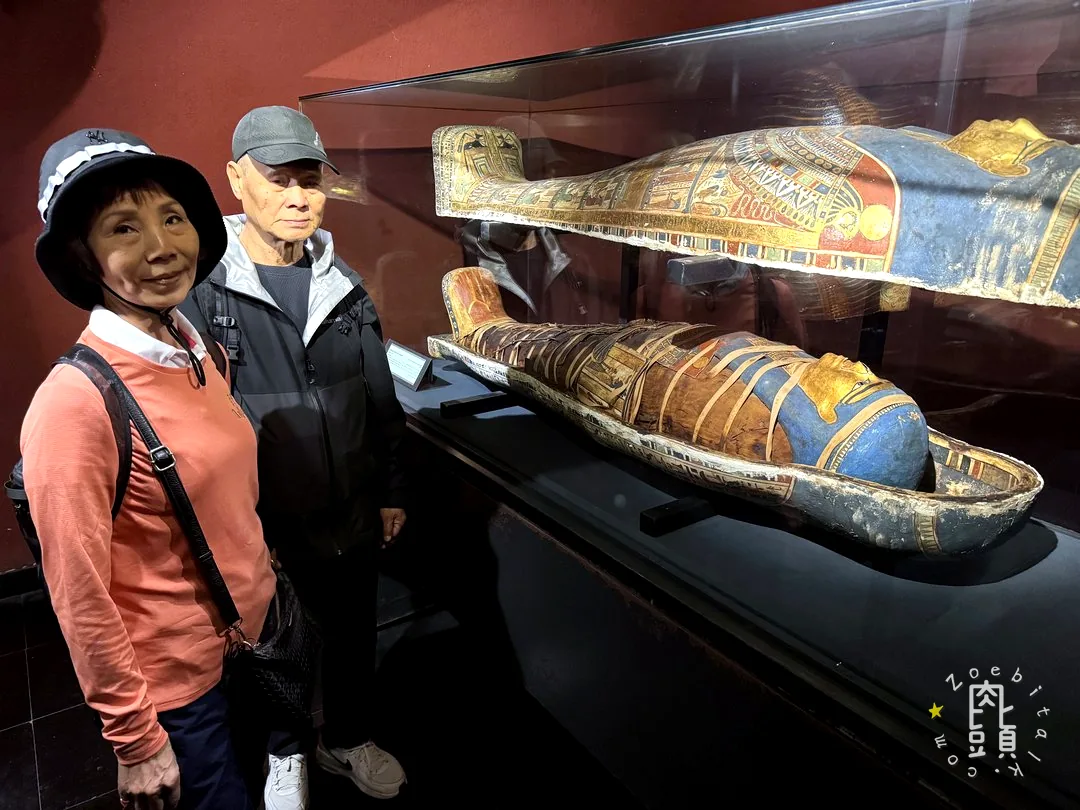 展櫃裡的古代遺物與說明，讓地下墓穴看到的風格有了更多對照