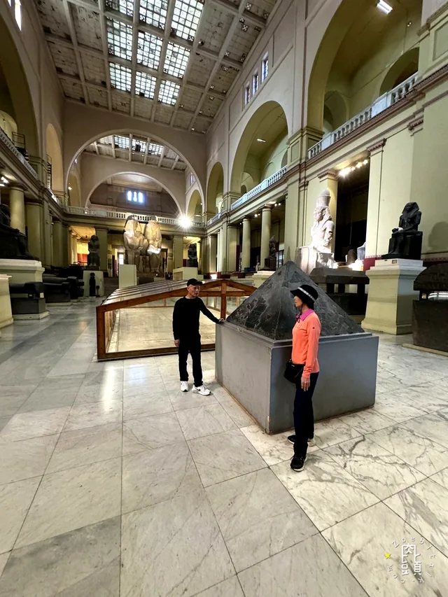 埃及博物館的巨型石像從展廳入口壓過視線,古文明第一次有了真實比例