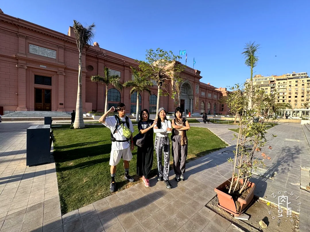 博物館外的紅色建築與草地,成了我們離開大量木乃伊與棺木後的換氣處