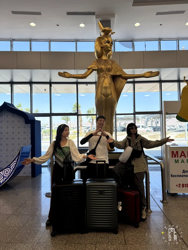 機場裡的三人先用誇張動作迎接沙姆,旅程從城市切換到海邊