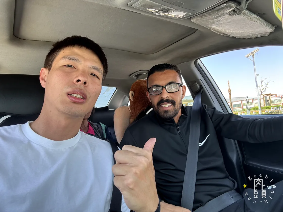 上車後和司機留下合照,沙姆的第一段移動比開羅安靜許多