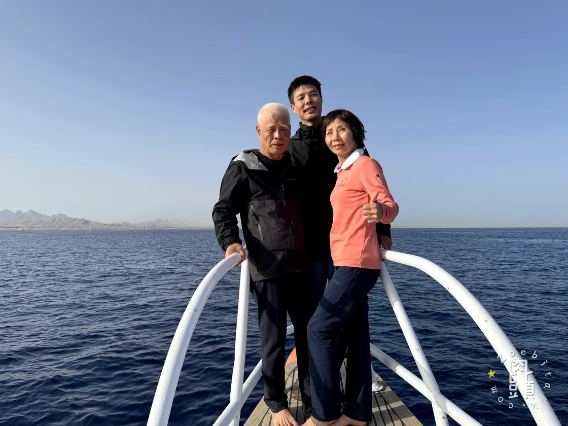 穿著防寒衣走上白島淺灘,清澈海水把人的影子完整留在腳下