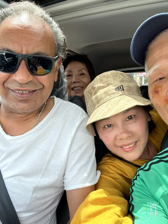 四個人擠在車內自拍,爸媽的城市冒險從沒有孩子帶路的車程開始