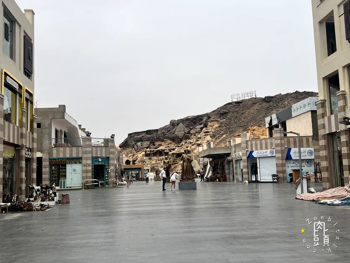 市集外圍道路往山壁延伸,叫車成功才讓不同區域間的移動變得可行
