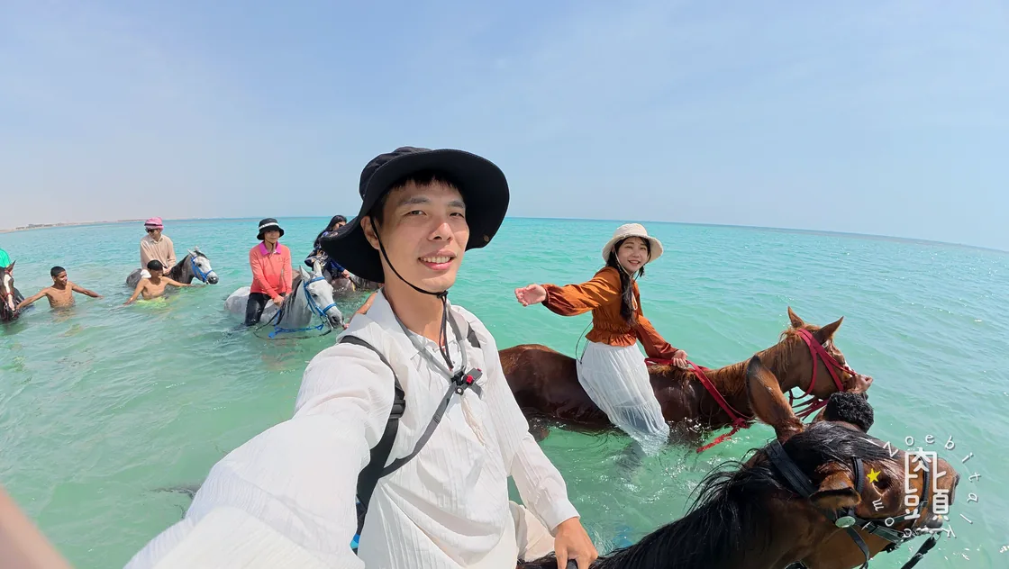 全家在紅海中靠近合照，這時已經看不到剛開始的整齊隊形