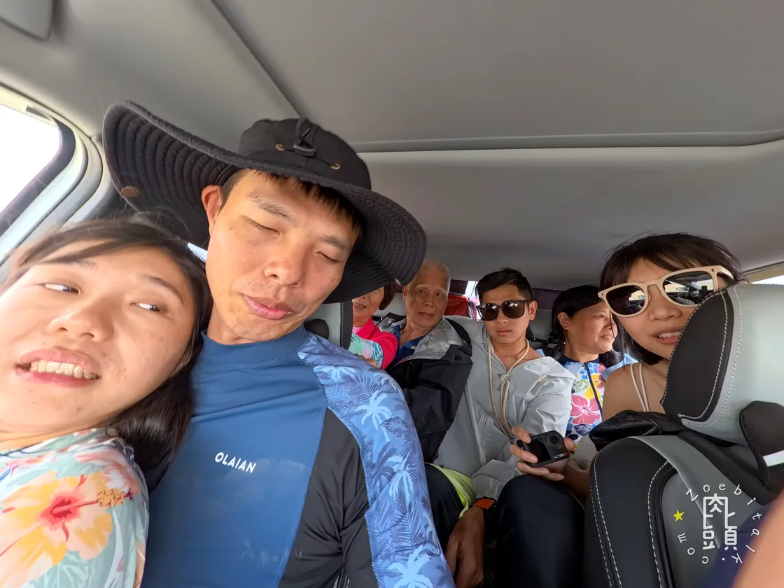 八個人開始往同一台車裡塞，前後排都沒有多餘空間