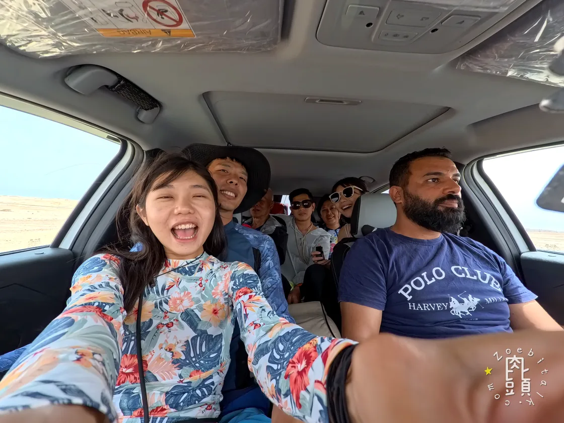 車門關起來後，大家的肩膀與膝蓋幾乎都碰在一起