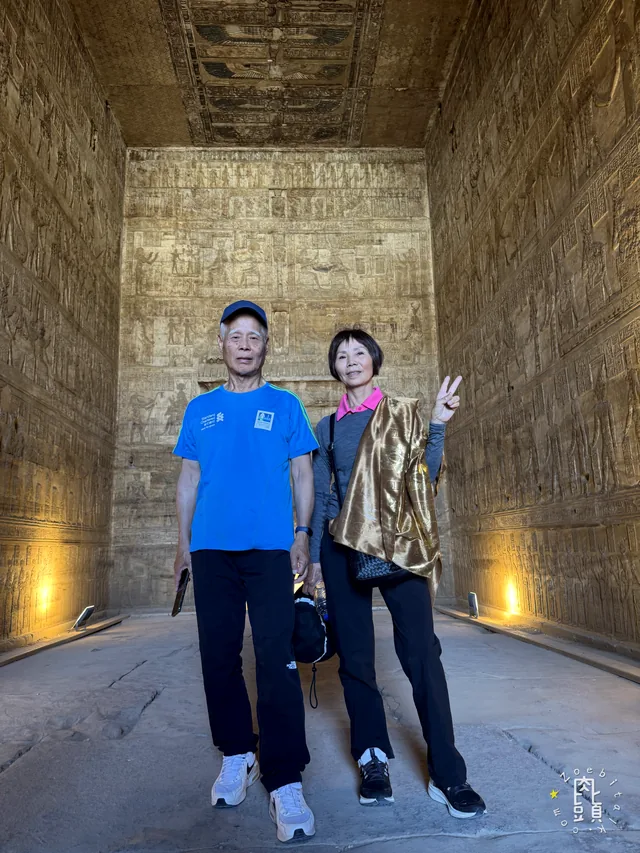 爸媽站在丹德拉神廟入口,人物把門柱的尺度襯得更巨大