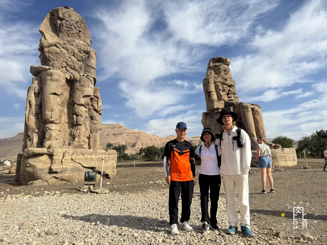 門農巨像前,我們重新集合,也把剛才差點遺失器材的慌亂壓回行程裡