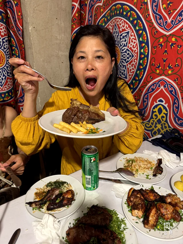 看到桌上端來的肉，我先用誇張表情替全家問出「這真的好吃嗎」