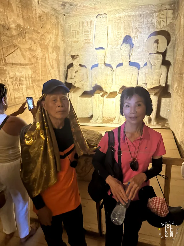 進入內部後，我們在神像前停住，也避開持續進出的人流