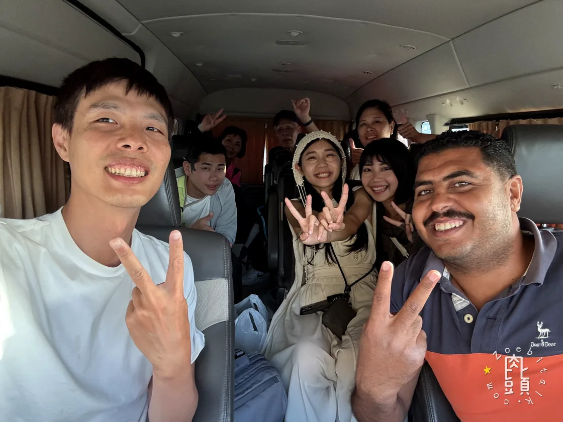 回到車上與司機留下合照，大家的表情比清晨出發時放鬆許多