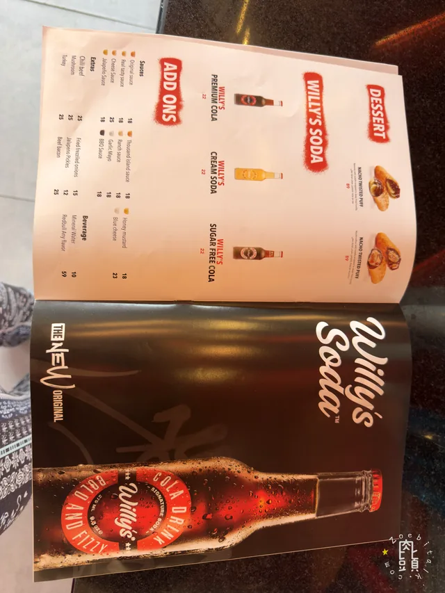 飲料與配餐頁放在桌上,這些普通細節反而最像一家人平常出門