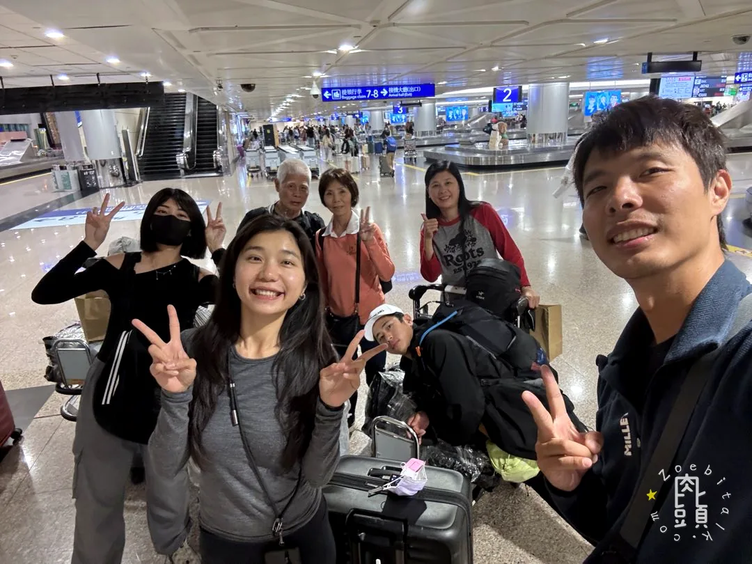 長旅行結束後,全家帶著行李合照;鏡頭外累,鏡頭裡也是真的開心