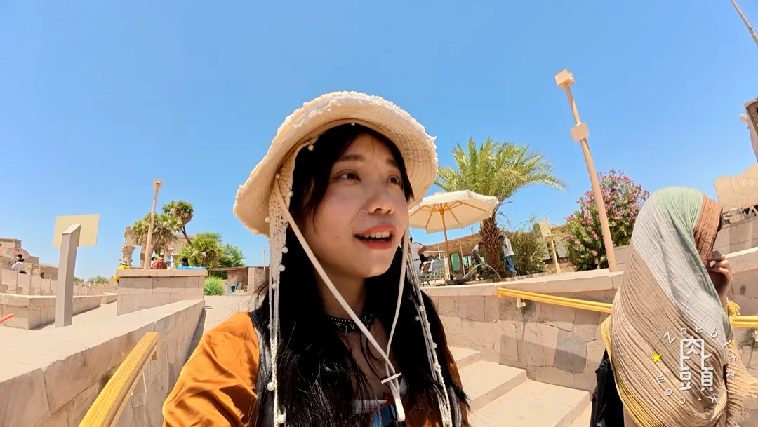 阿斯旺船上,媽媽坐在遮棚下看著水面,旅程已經接近最南端