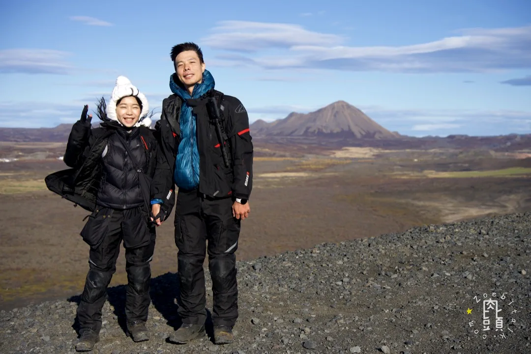 肉比頭情侶肉依與翔走在冰島旅行的合照